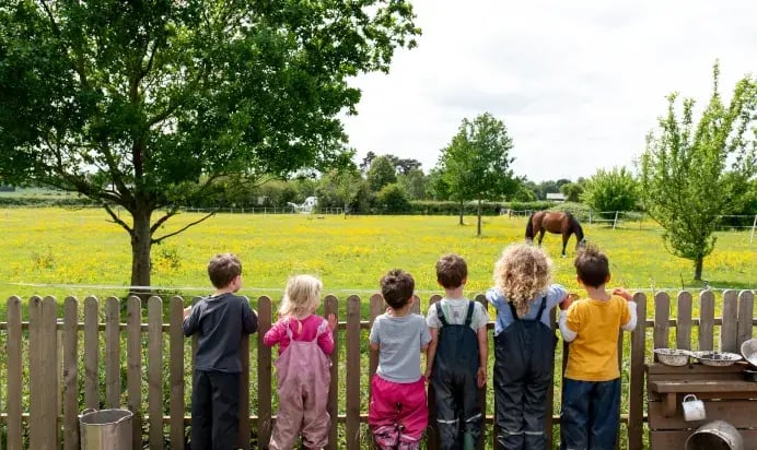 202302-children-enjoying-view-of-horse-at-the-ruddington-day-nursery-preschool-nottingham-692x412-1
