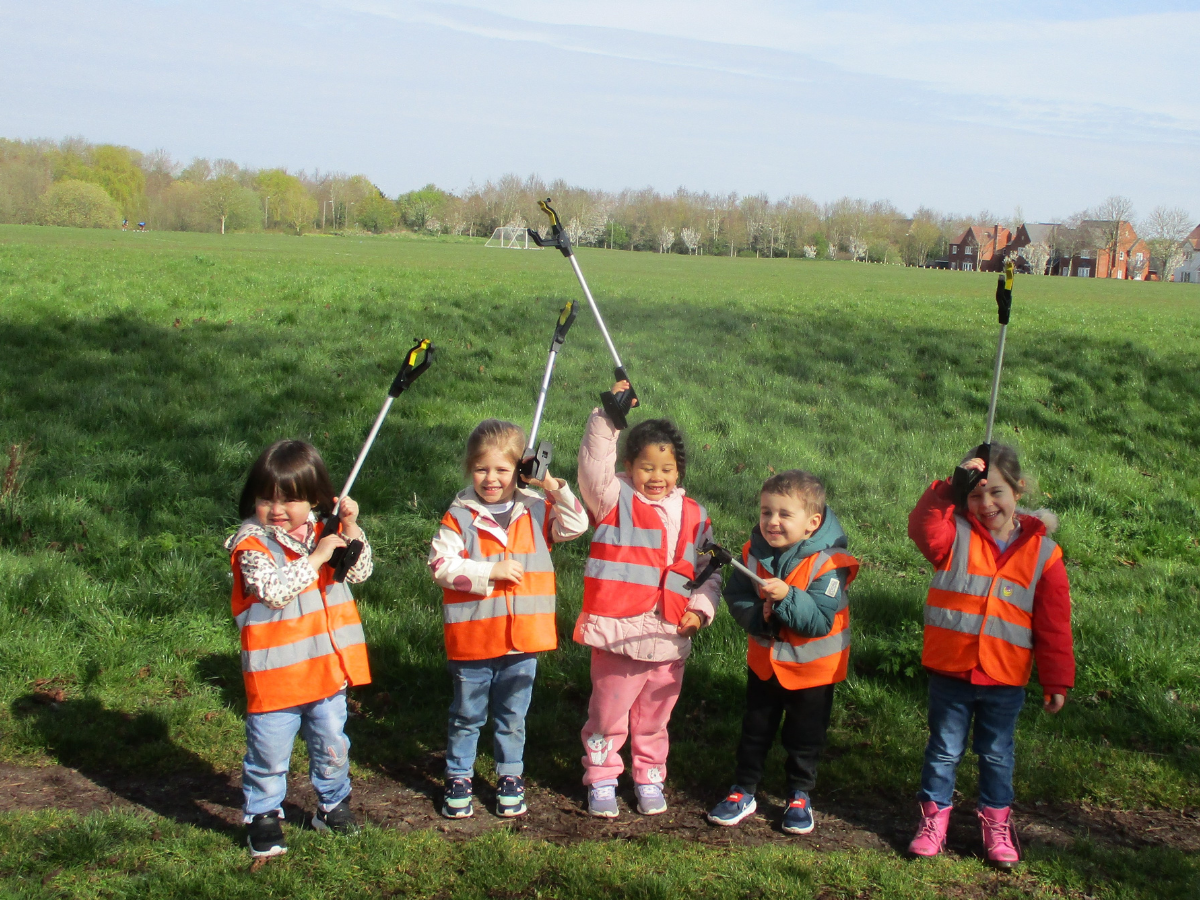 Children cleaning up the environment on earth day