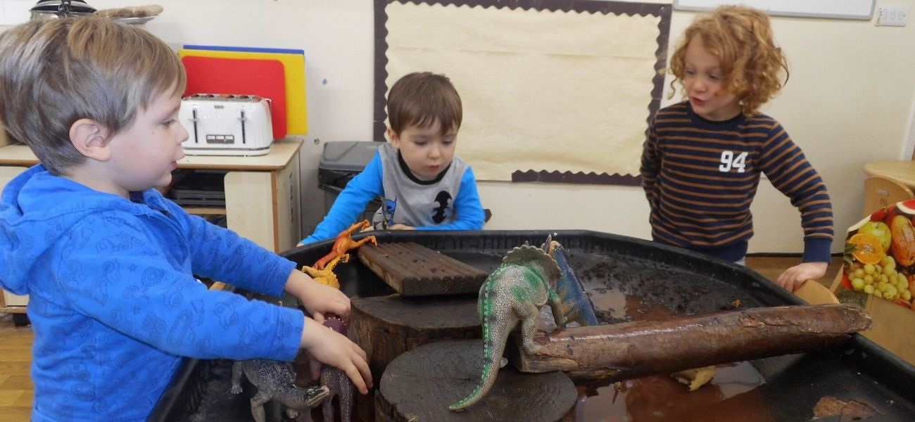 Kiddi Caru Writtle Explore Dinosaurs