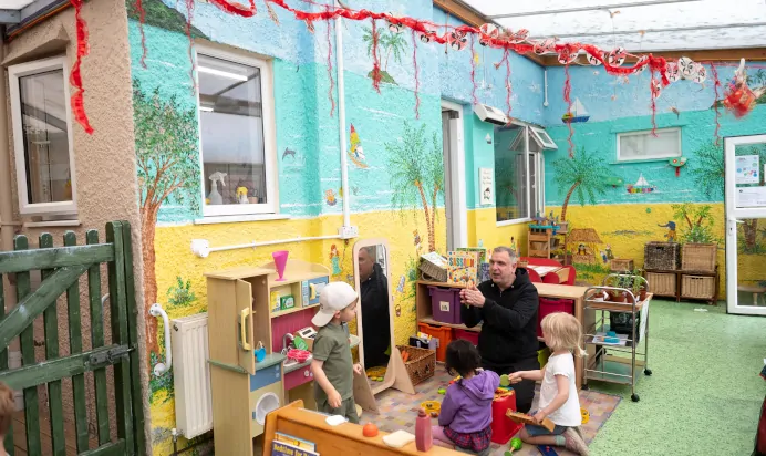 key-worker-playing-with-children-outside-at-lake-house-day-nursery-preschool-westbury-on-trym-bristol-692x412